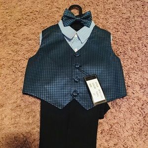 NWT toddlers suit 2T